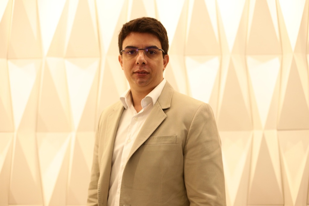 Dr. Vinícius Araújo Gomes